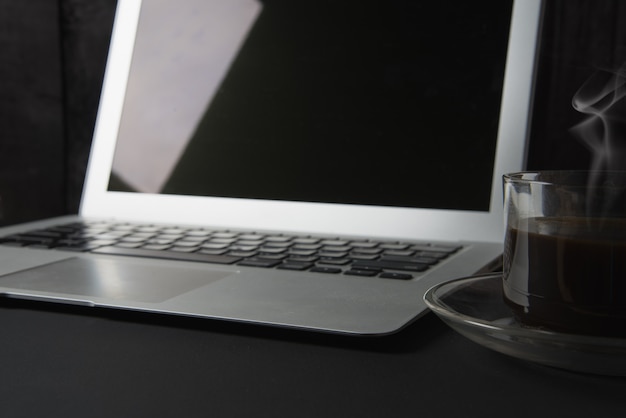 Taza de café y laptop en la mesa