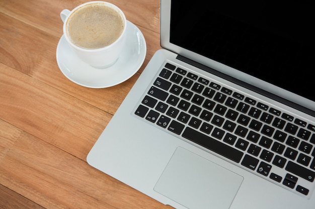 Taza de café y laptop