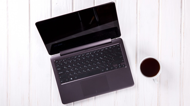 Foto taza de café y laptop