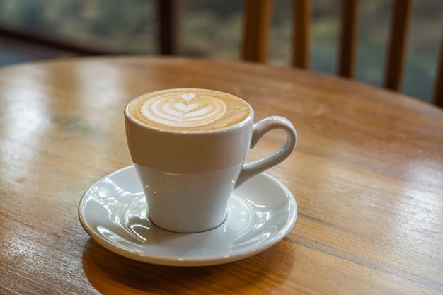 Taza de café latte art caliente