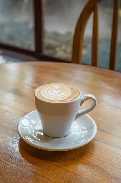 Taza de café latte art caliente