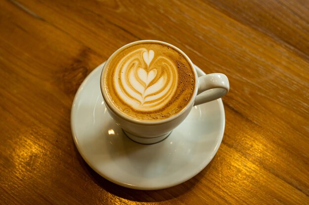 Taza de café latte art caliente