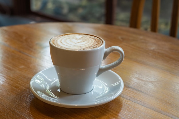 Taza de café latte art caliente