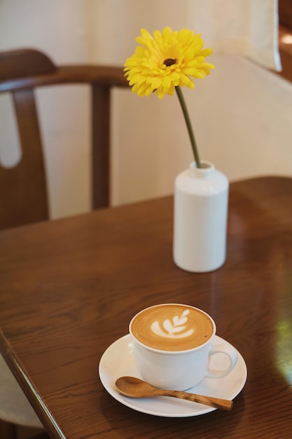 Una taza de café latte art en la mesa