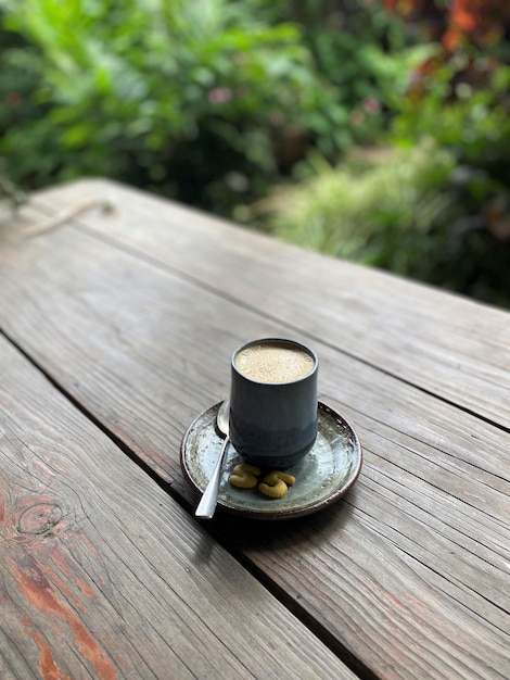 Una taza de café latte en un fondo de madera