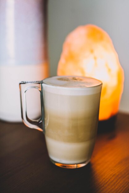 Foto una taza de café con leche al estilo italiano