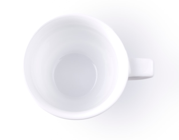 Taza de café con leche en blanco aislada sobre fondo blanco