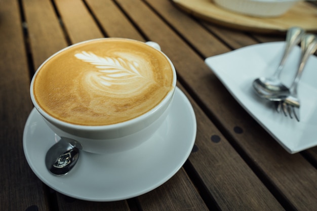 Taza de café con leche en blanco.