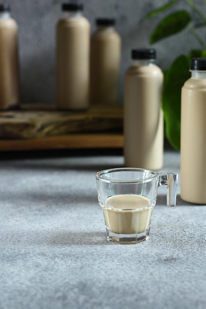 una taza de café con leche con botellas de fondo de café con leche