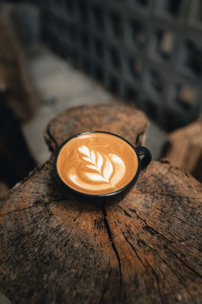 Taza de café con leche en café sho, arte de café con leche por barista