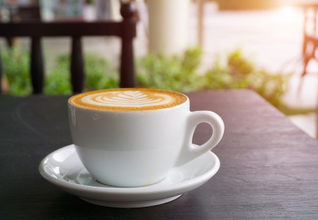 Una taza de café con leche en la cafetería.