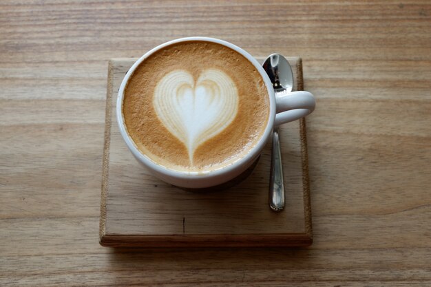 Una taza de café con leche caliente en la mesa