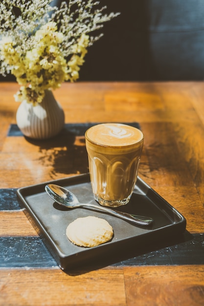 Taza de café con leche caliente