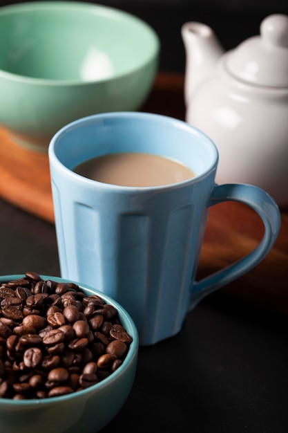 Taza de café con leche cremosa.