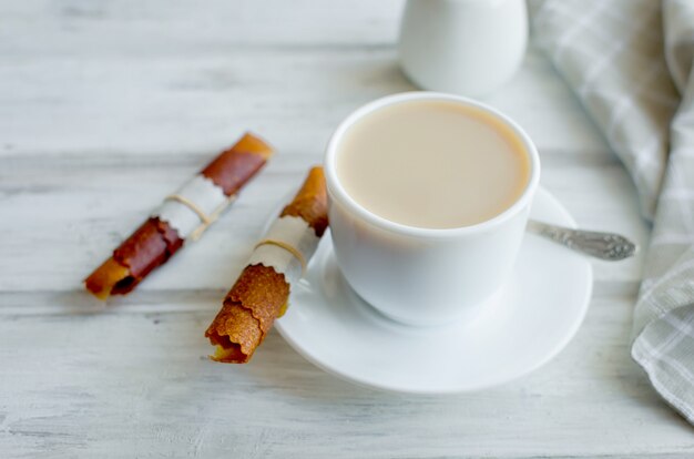 Taza de café con leche para el desayuno.