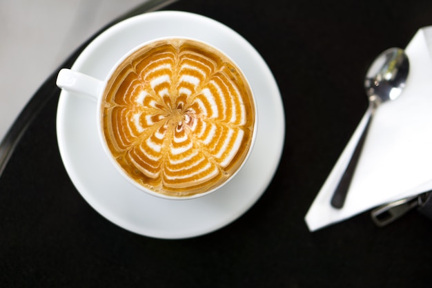 Taza de un café con leche dulce de caramelo