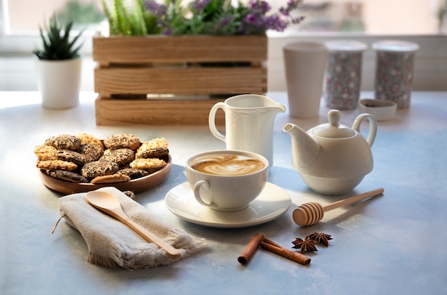 Taza de café con leche y galletas en un ambiente relajado