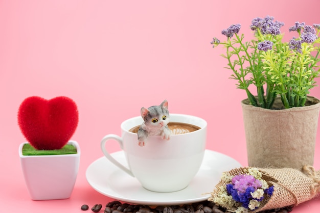 Taza de café con leche con gato