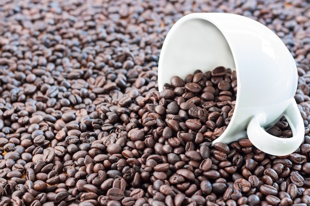 Taza de café con leche y grano de café