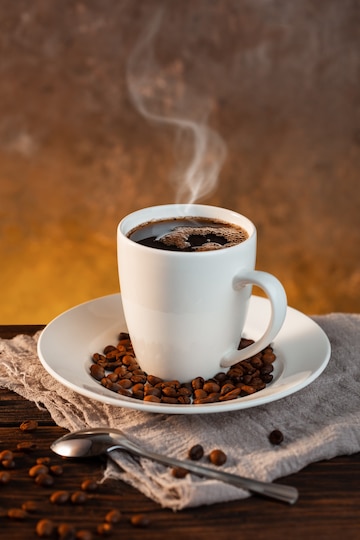 Taza de café con leche y granos de café