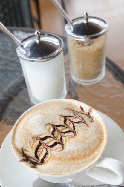 Taza de café con leche con guarnición