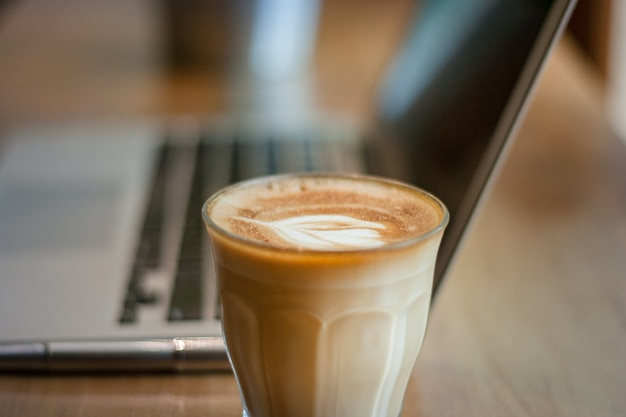Foto una taza de café con leche con un hermoso arte latte