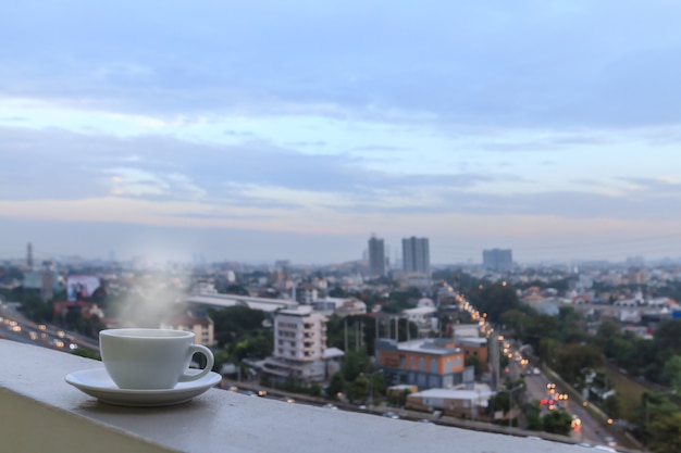 Taza de café con leche y humo suave