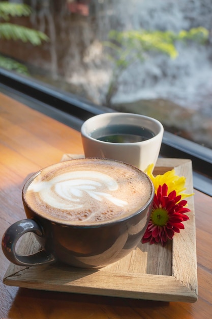 Taza de café con leche en el jardín.