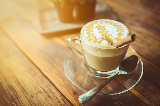 Una taza de café con leche en la madera.