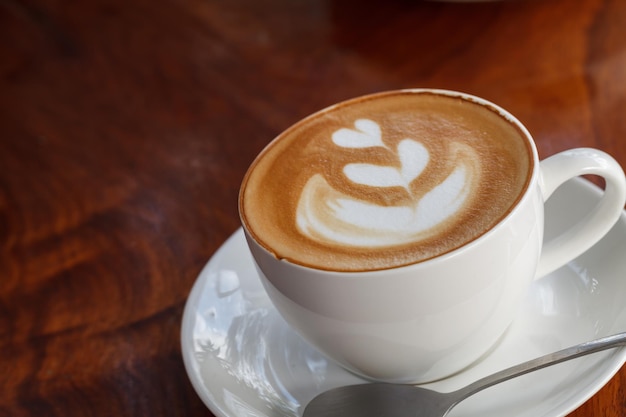 Taza de café con leche en madera