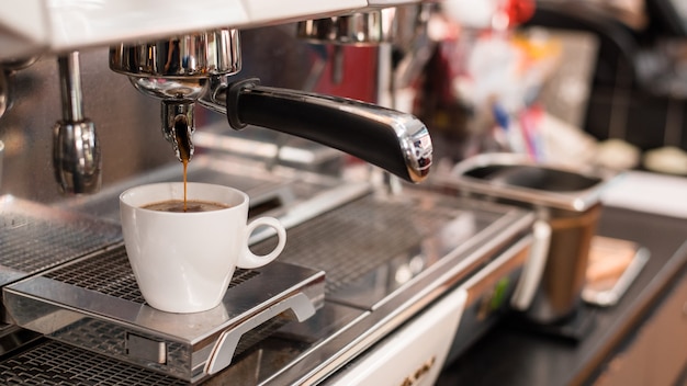 Taza de café con leche en la mesa dentro del café