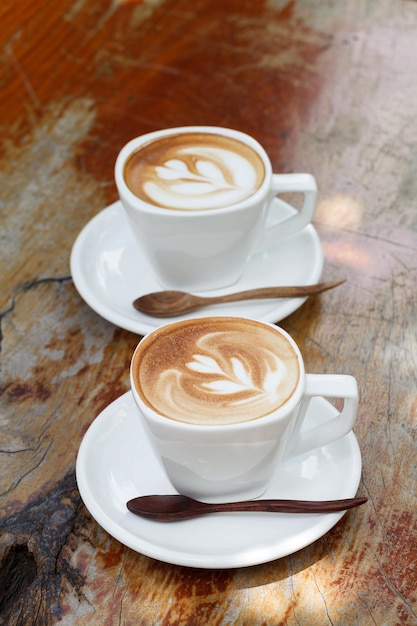 Taza de café con leche en la mesa de madera