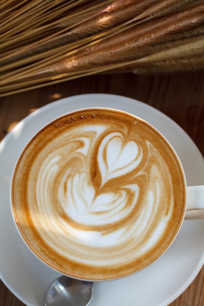 Taza de café con leche en la mesa de madera