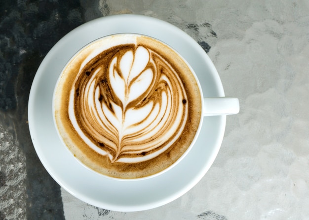 Foto taza de café con leche en la mesa