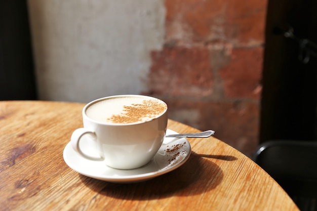 Taza de café con leche en la mesa