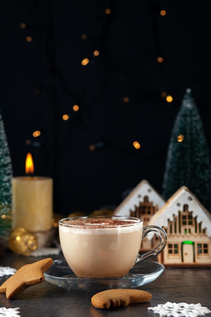 Una taza de café con leche y pan de jengibre en navidad