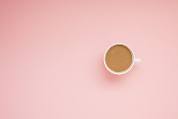 Taza de café con leche en rosa