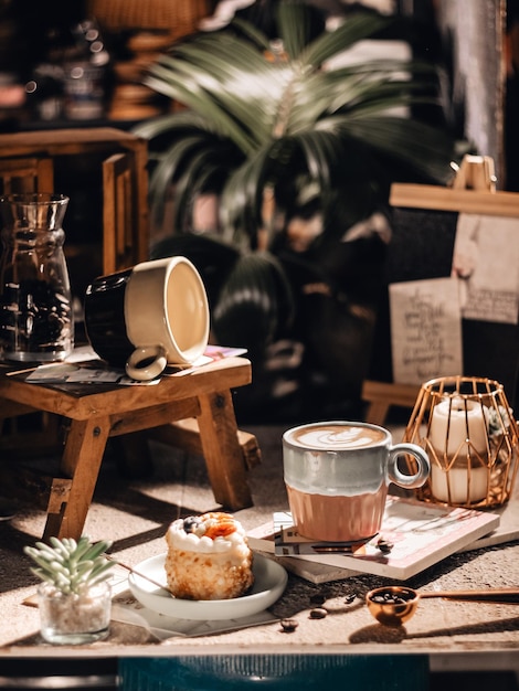 Una taza de café con leche sobre la mesa en concepto de naturaleza muerta