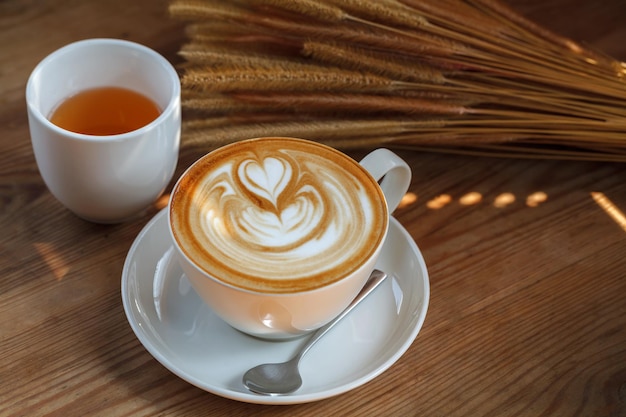 Taza de café con leche con té