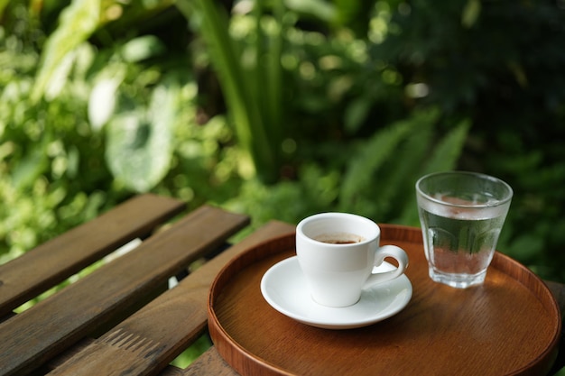 taza de café con leche y vaso de agua