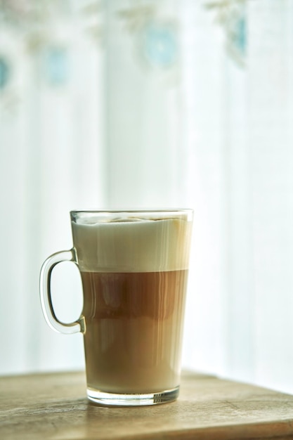 Una taza de café con leche