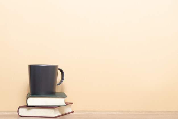 Taza de café y libro con espacio de copia en blanco.