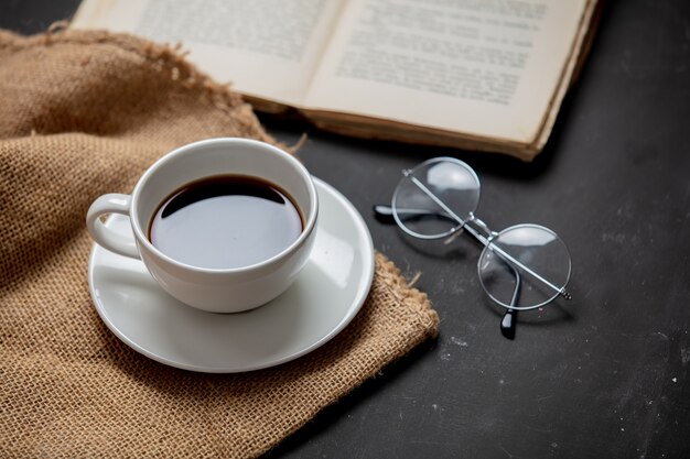 Taza de café y libro con vasos