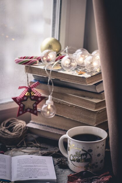 Taza de café y libro viejo