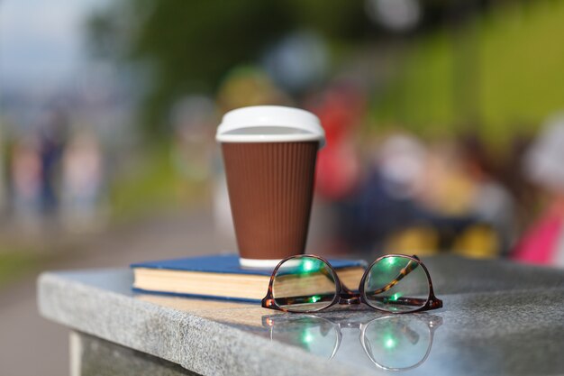 Taza de café con libro