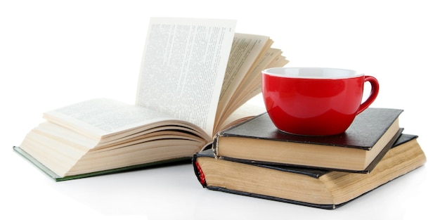 Taza de café y libros aislados en blanco