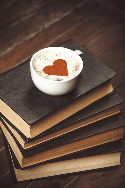 Taza de café con libros