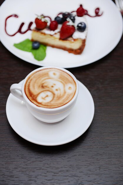 Taza de café con lindo dibujo en cafe