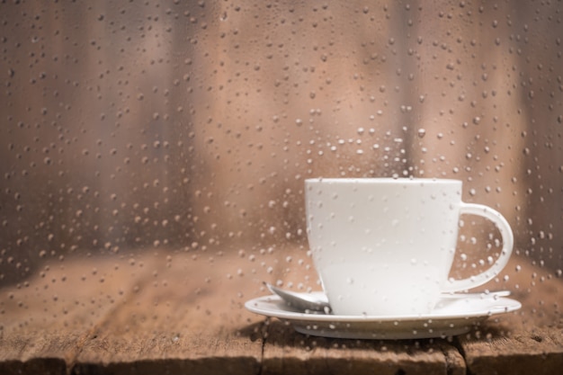 Taza de café con la lluvia