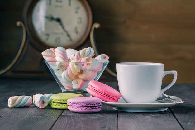 Taza de café y macarrón francés